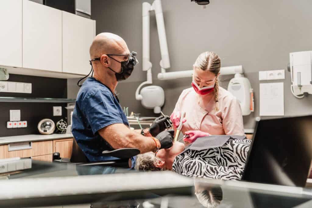 Implantáty vs. můstky: proč jsou implantáty lepší volbou