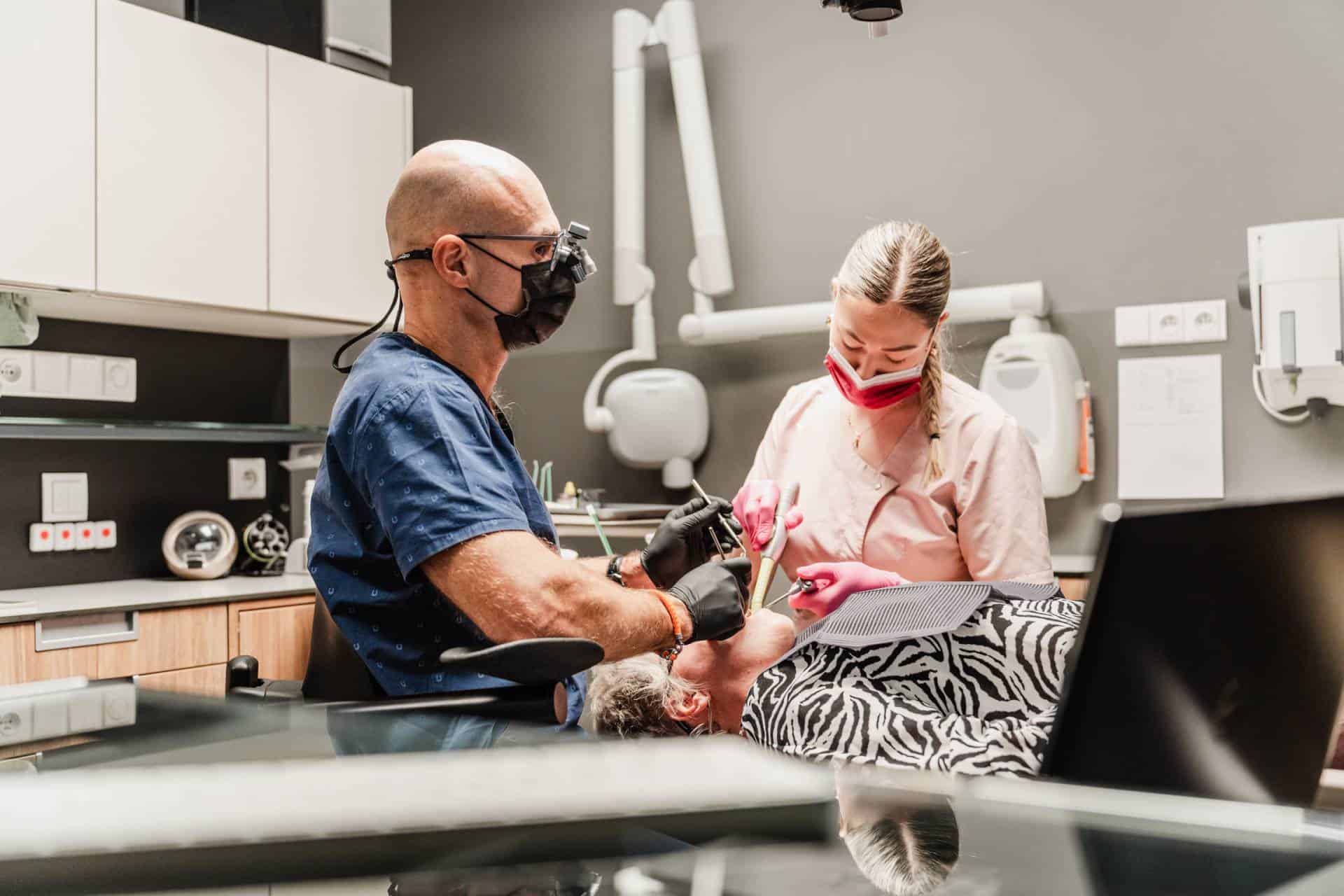 Implantáty vs. můstky: proč jsou implantáty lepší volbou