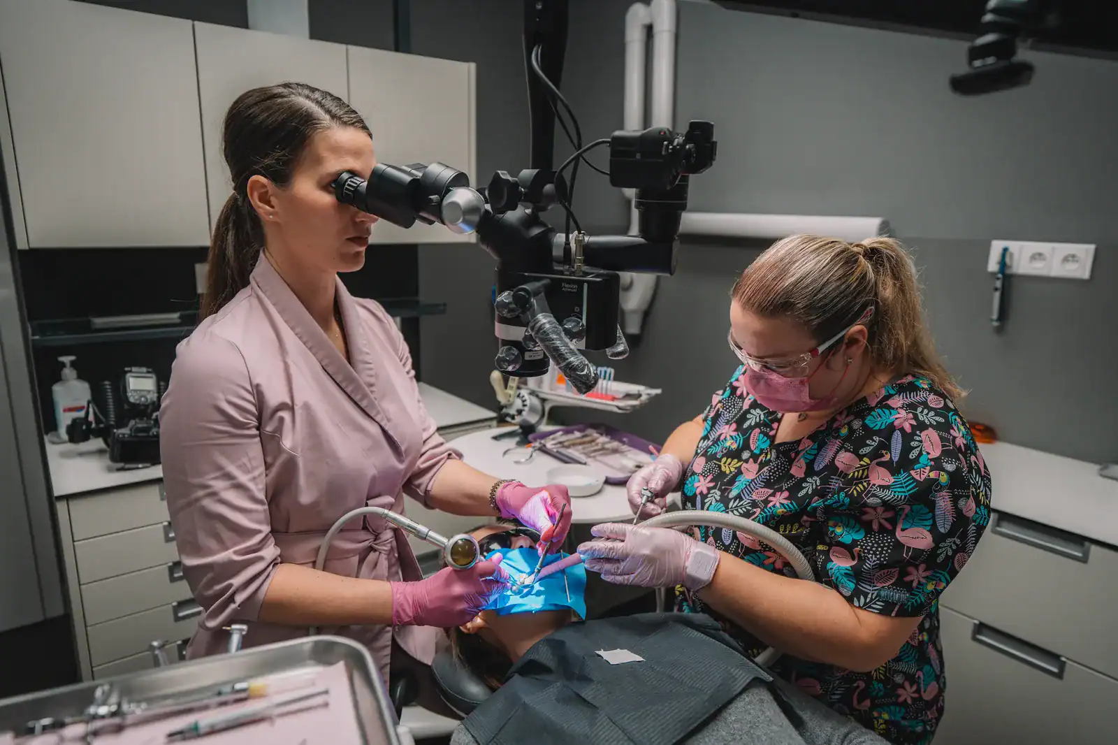 Zubní lékařka MDDr. Michaela Jarešová ošetřuje pacienta pod dentálním mikroskopem v Kittler Dent Liberec